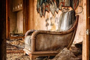 Ilustrasi furniture kayu rusak