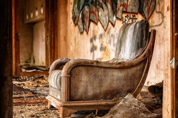 Ilustrasi furniture kayu rusak